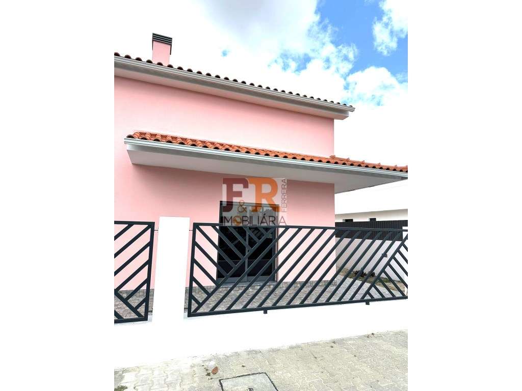 Moradia isolada Duplex T5 com Garagem e Piscina Fernão Ferro - Grande imagem: 3/41