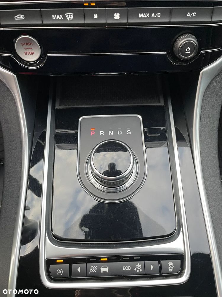 Jaguar XE 20d R-Sport - 16