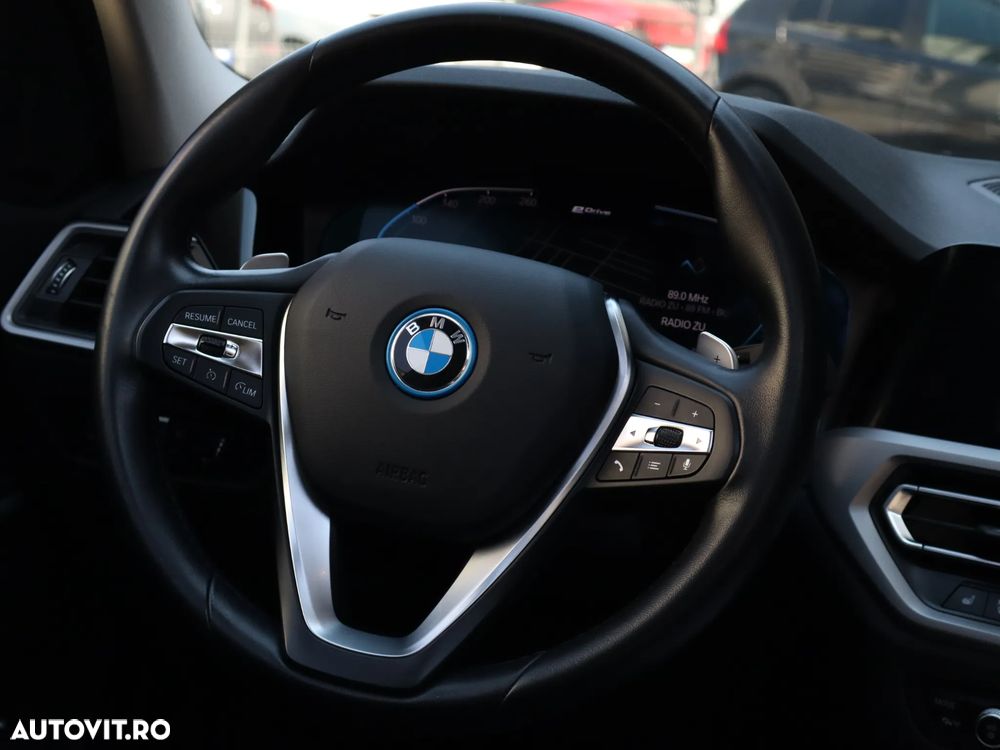 BMW Seria 3 330e Aut. Sport Line - 17