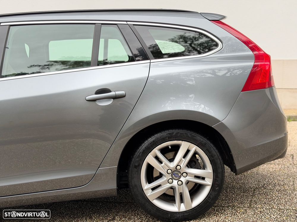 Volvo V60 2.4 D6 R-Design Mom.AWD Phev - 5