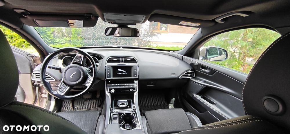 Jaguar XE 2.0 D R-Sport - 11