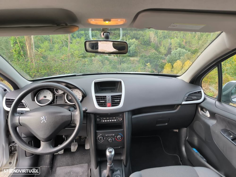 Peugeot 207 1.4 16V Urban - 11