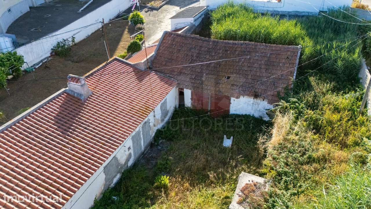 Terreno com 4 construções e 1 armazém no centro de Peniche - Grande imagem: 4/12