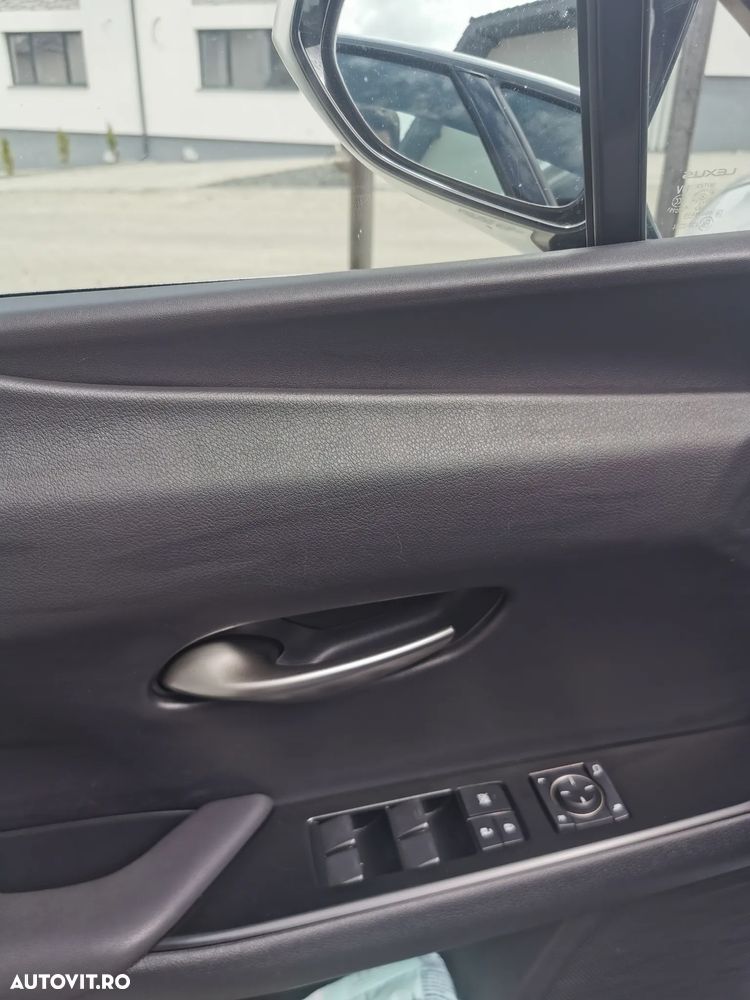 Lexus UX 250h FWD Executive - 5