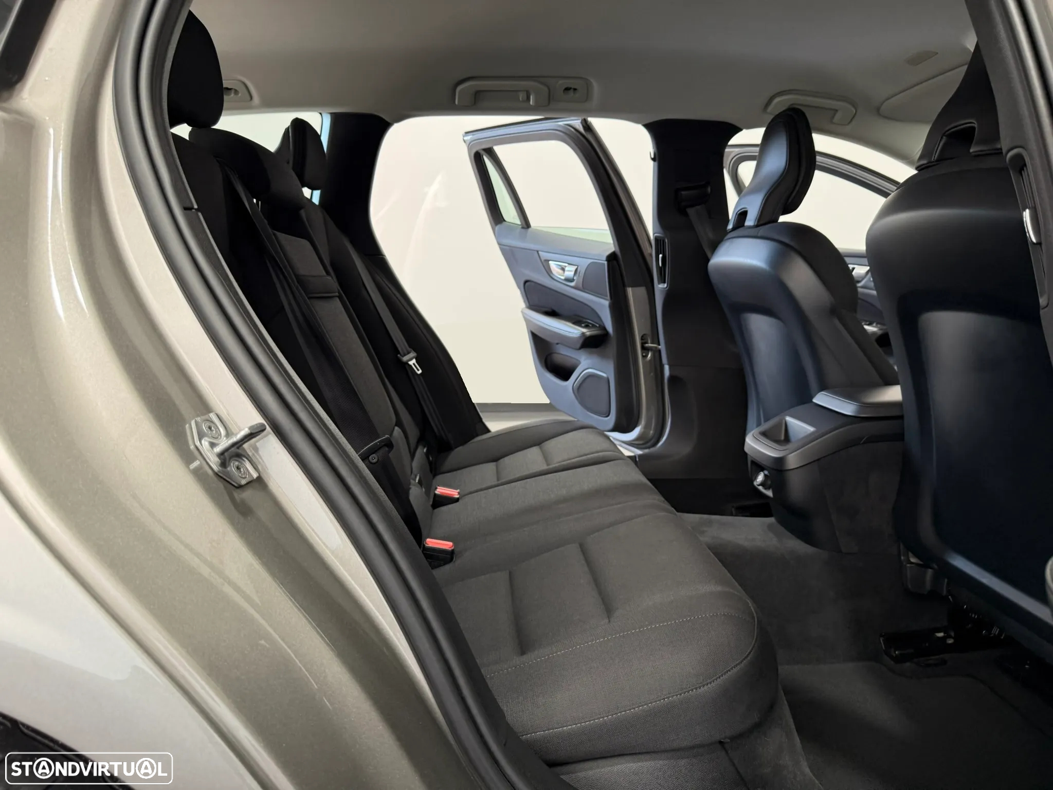 Volvo V60 2.0 B4 Momentum Geartronic - 41