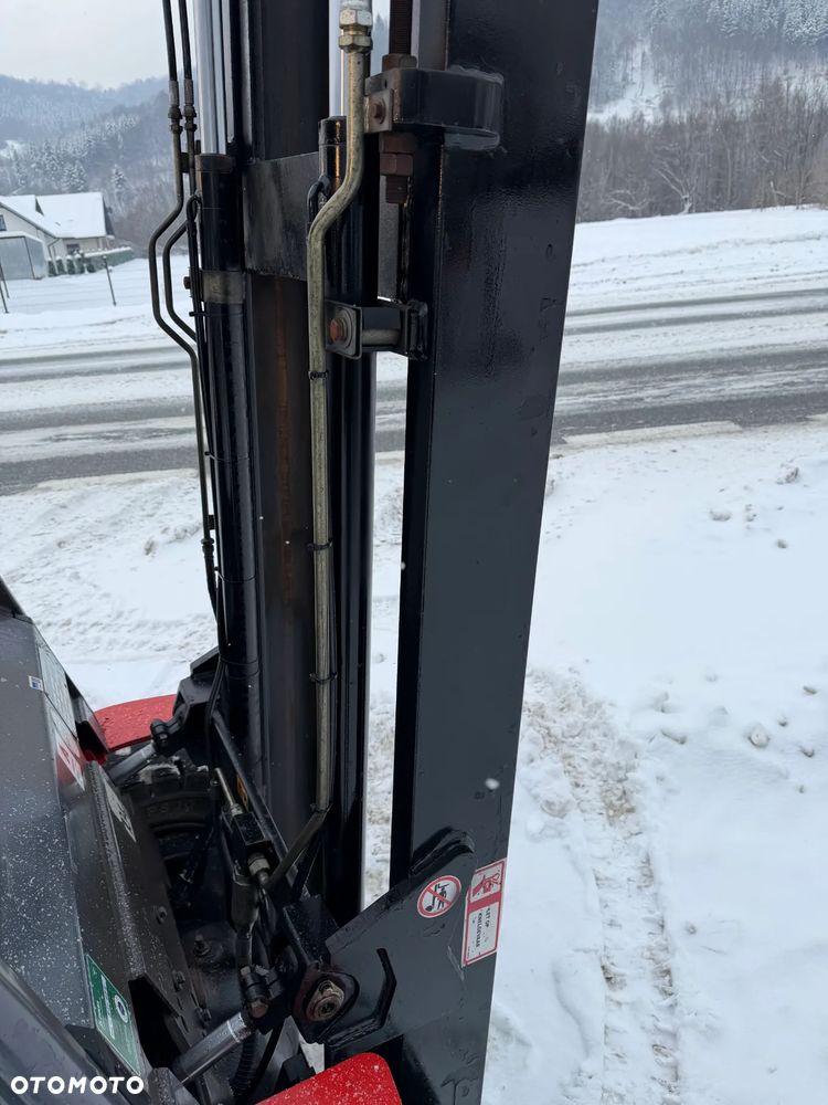 Manitou MI25D Wózek Widłowy 2,5 tony. Posuw Hydrauliczny. Maszt triplex. Wolny skok! Wysokość Podnoszenia 5 metrów. Jak nowy z Salonu. Pochodzi z Norweskiego Gospodarstwa! Aktualne przeglądy DEKRA i serwisy! Opony jak Nowe. Silnik Yanmar. Małe gabarety bardzo zwrotna maszyna! Zero luzów wycieków i zniszczeń. OKAZJA. Pełny ORYGINAŁ! Rok Prod. 2014. Niski przebieg 3300mtg - 33