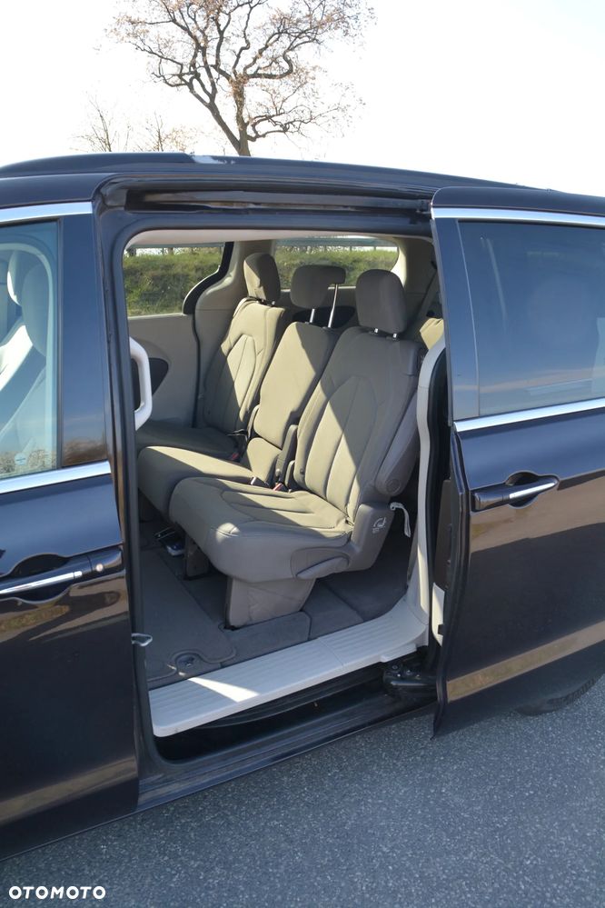 Chrysler Pacifica - 11