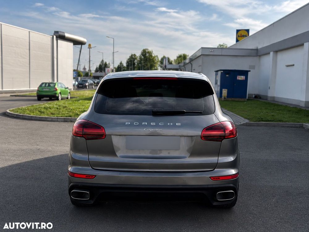 Porsche Cayenne 3.0 L - 4