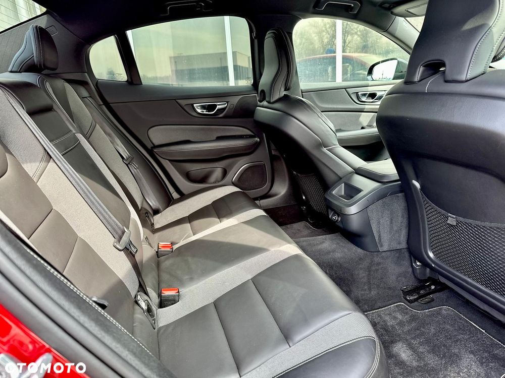 Volvo S60 T4 R-Design - 12