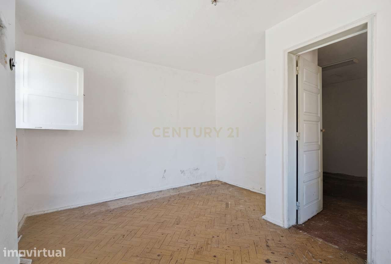 Casa em Arrecadação para Renovação no Centro do Bombarral - Grande imagem: 3/11