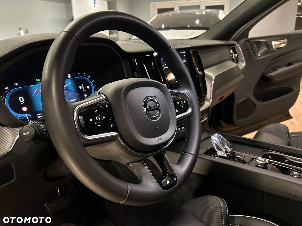 Volvo XC 60 B4 B Plus Dark - 29