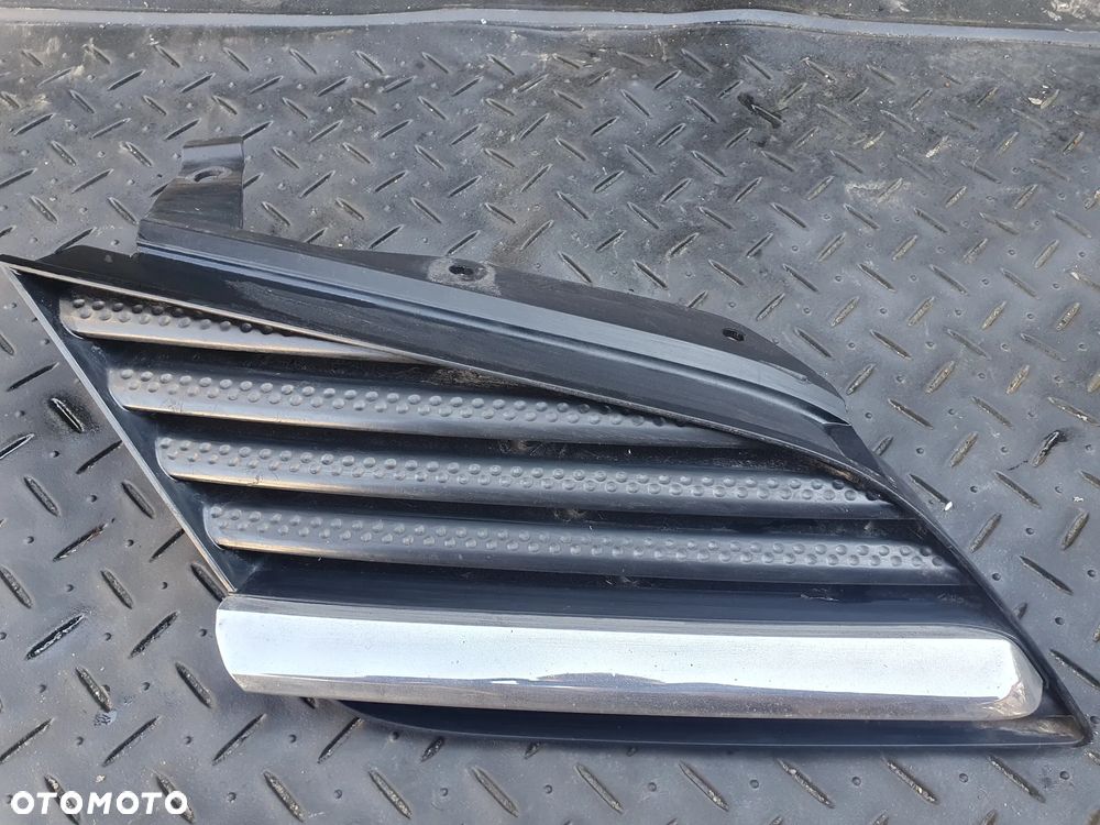 ATRAPA GRILL PRAWY NISSAN PRIMERA P12 62320-AU300 - 1
