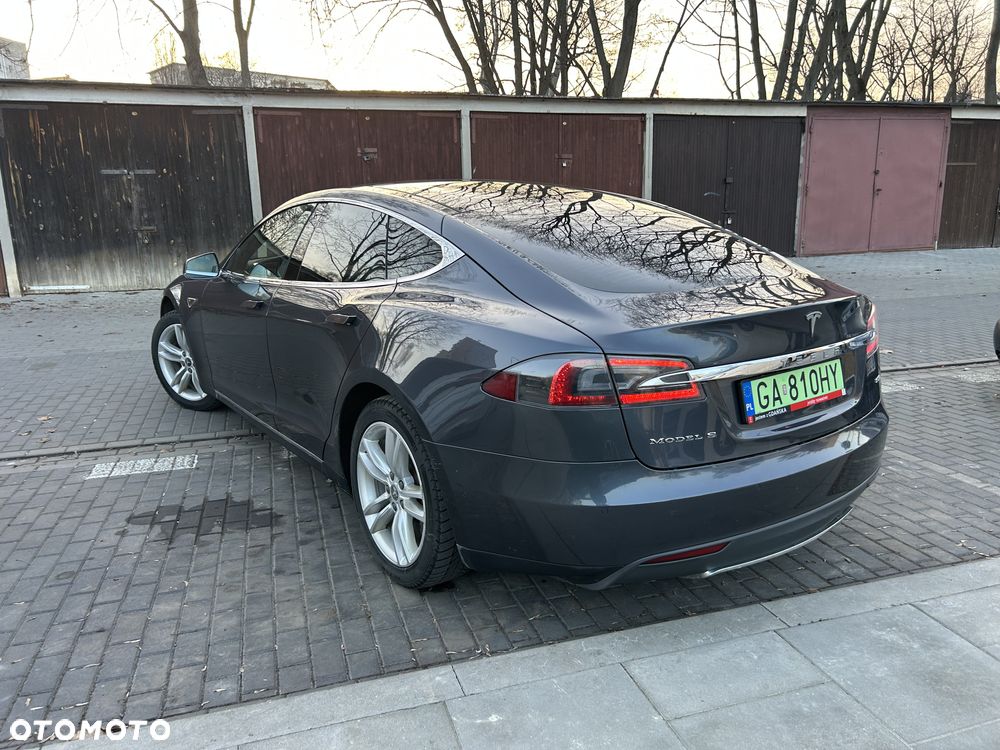 Tesla Model S 85 D - 4