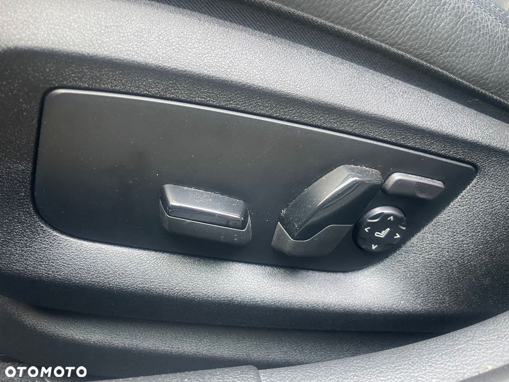 BMW Seria 5 530d xDrive Touring M Sport Edition - 19