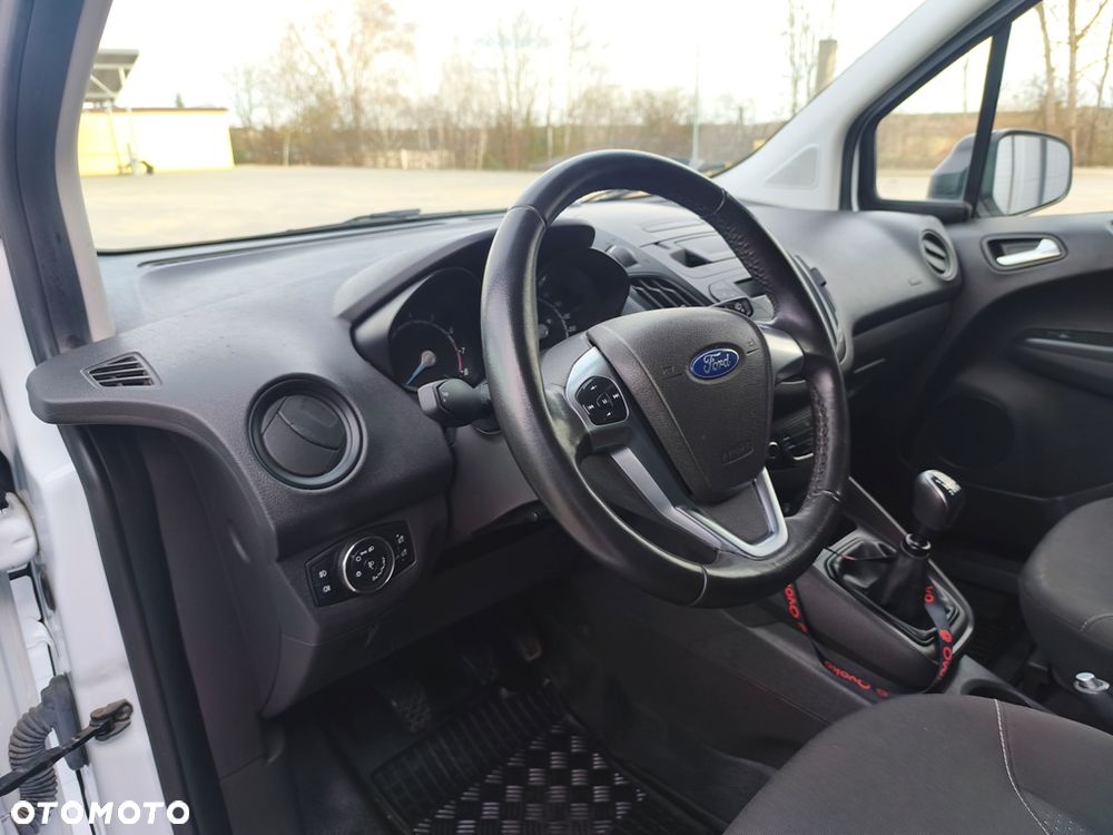 Ford Transit Courier - 27