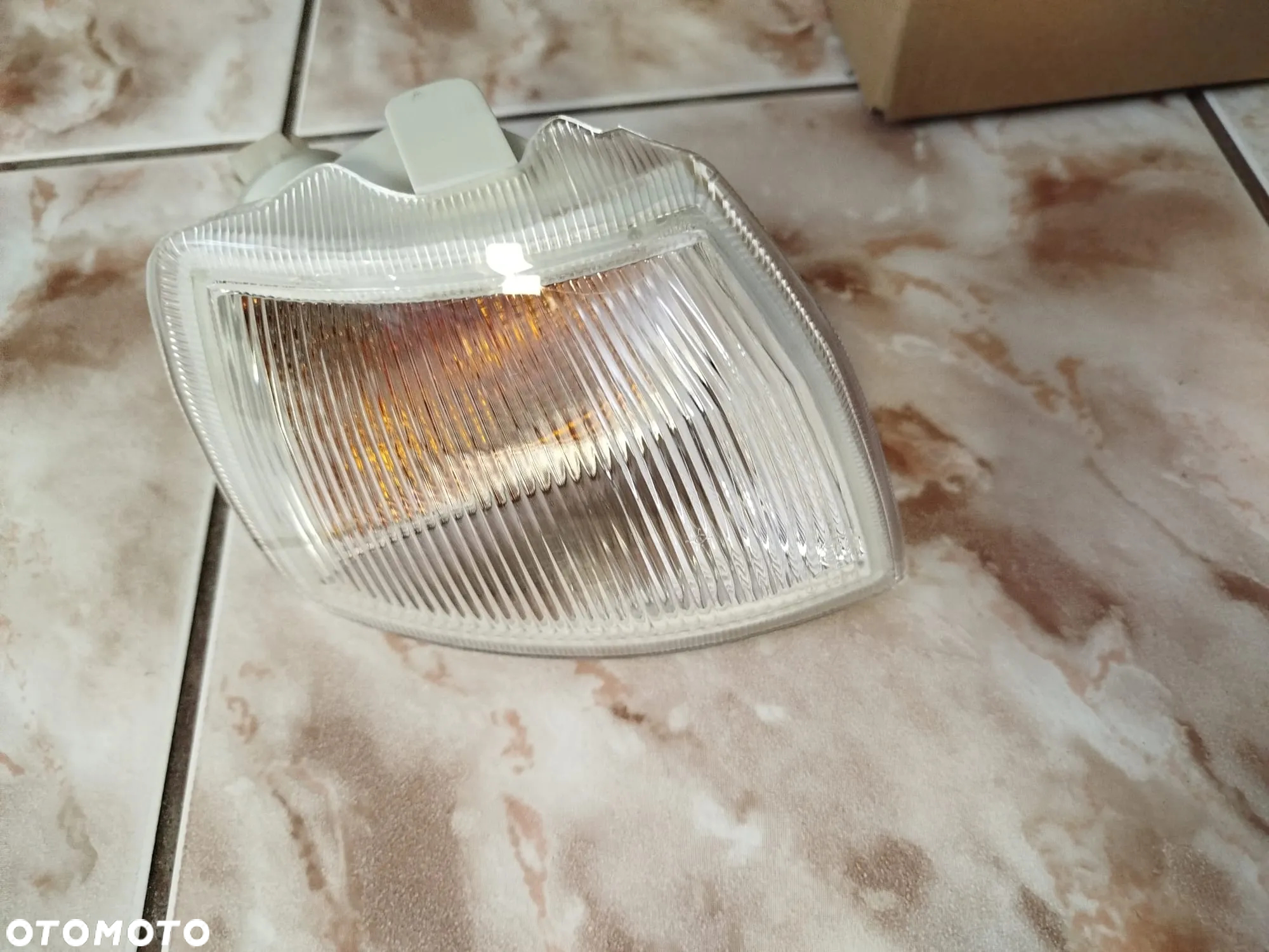 MIGACZ BIAŁY PRAWY PRZEDNI Z OPRAWKĄ ŻARÓWKI  Lampa kierunkowskazu przód  PY21W OPEL VECTRA A 04.88-11.95 - 3