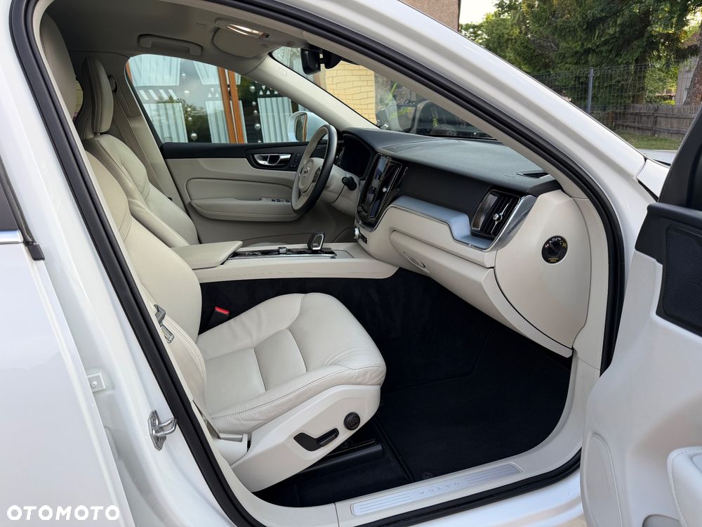 Volvo XC 60 B4 D AWD Plus Bright - 24