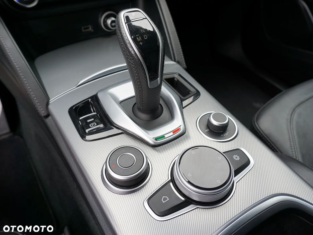 Alfa Romeo Stelvio 2.0 Turbo Sprint Q4 - 13