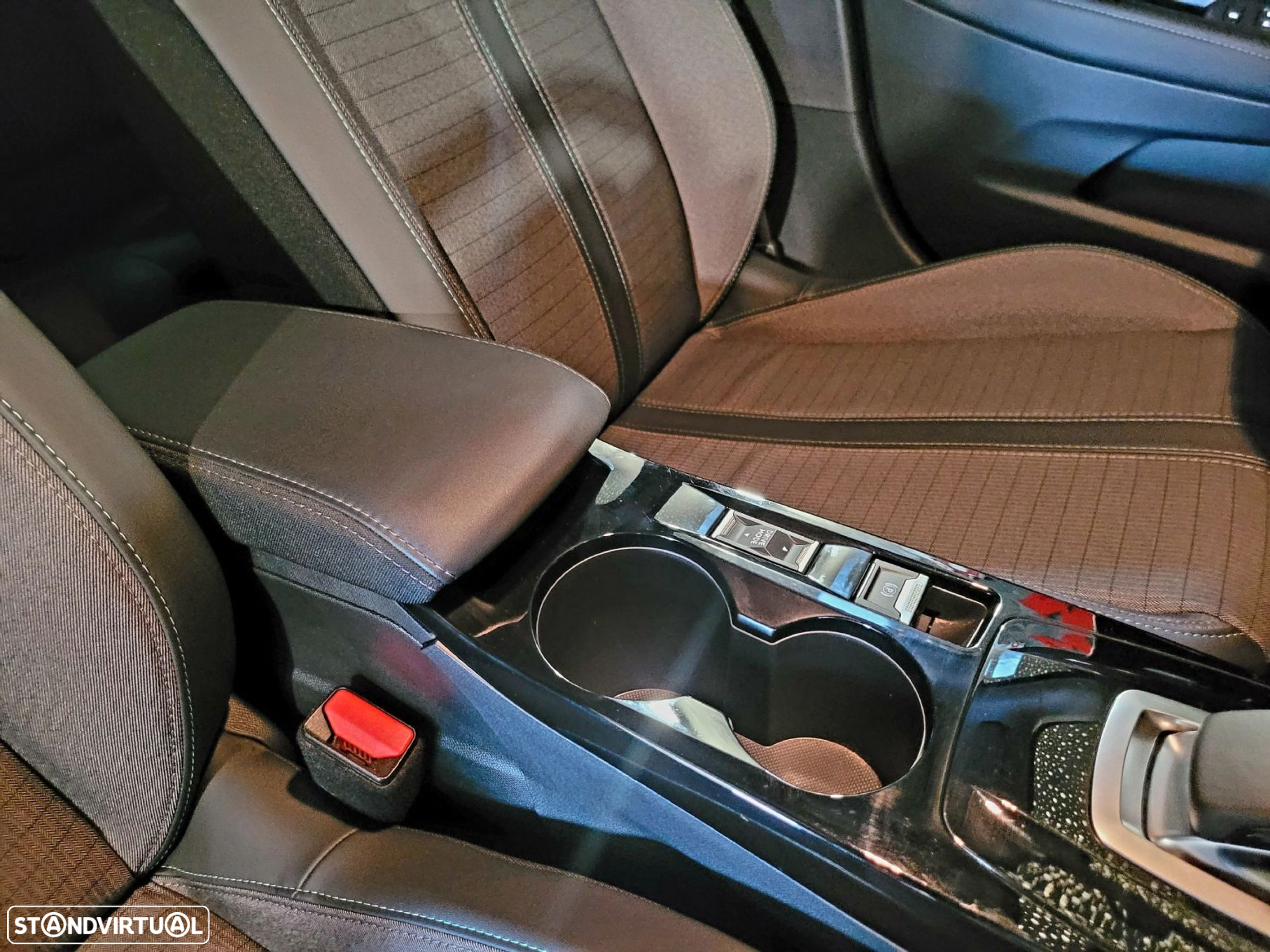 Peugeot e-208 Allure - 27