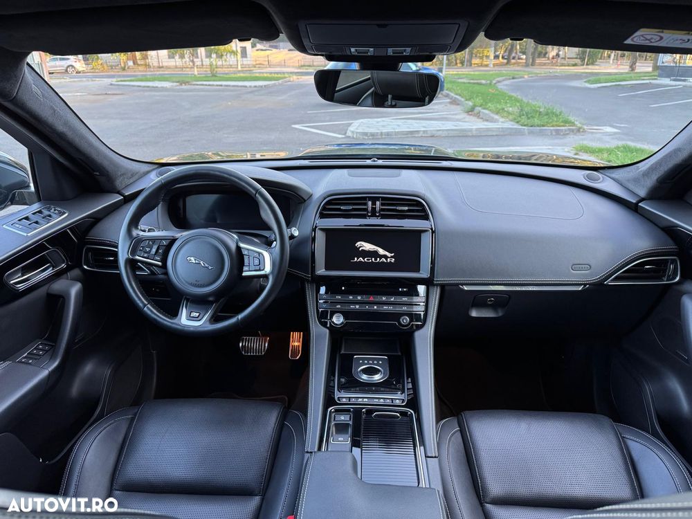 Jaguar F-Pace 25t AWD R-Sport - 31
