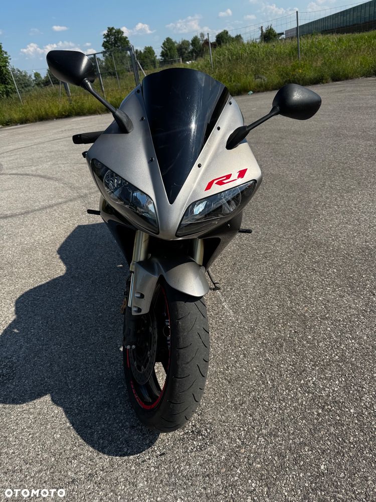 Yamaha R1 - 8