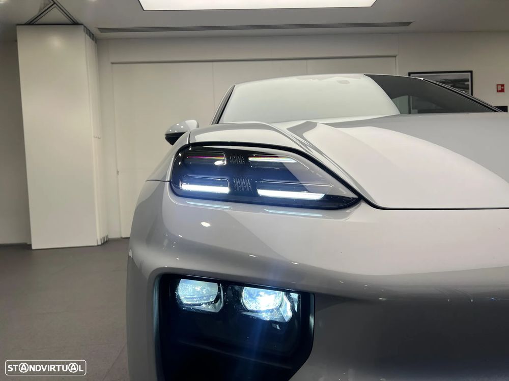 Porsche Macan Electric 4 - 12