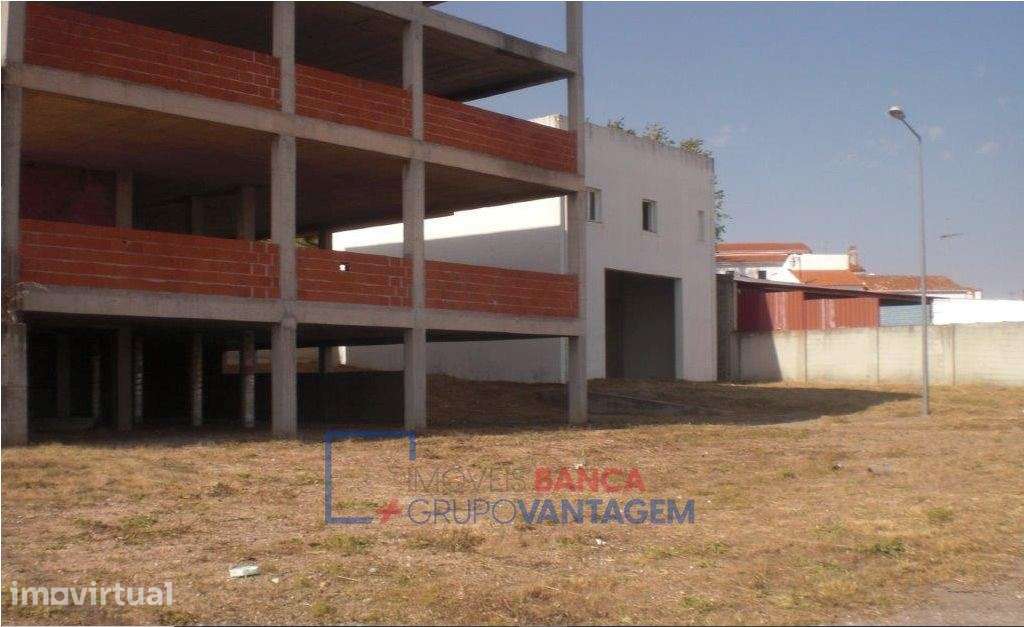 Lote de terreno com construção iniciada, para edifício de habitação... - Grande imagem: 3/9