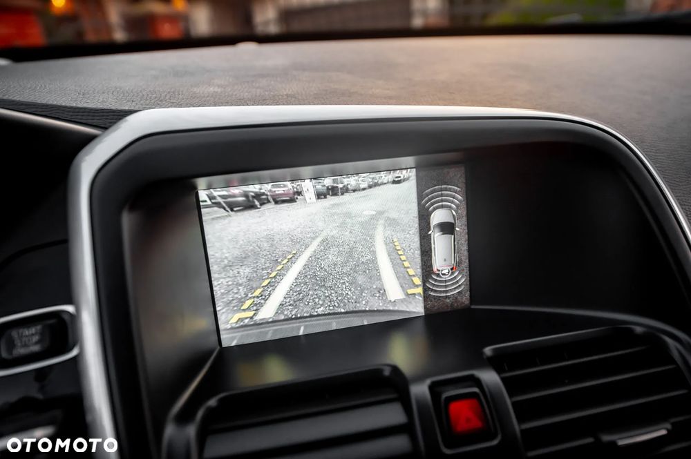 Volvo XC 60 D5 AWD R-Design Momentum - 23