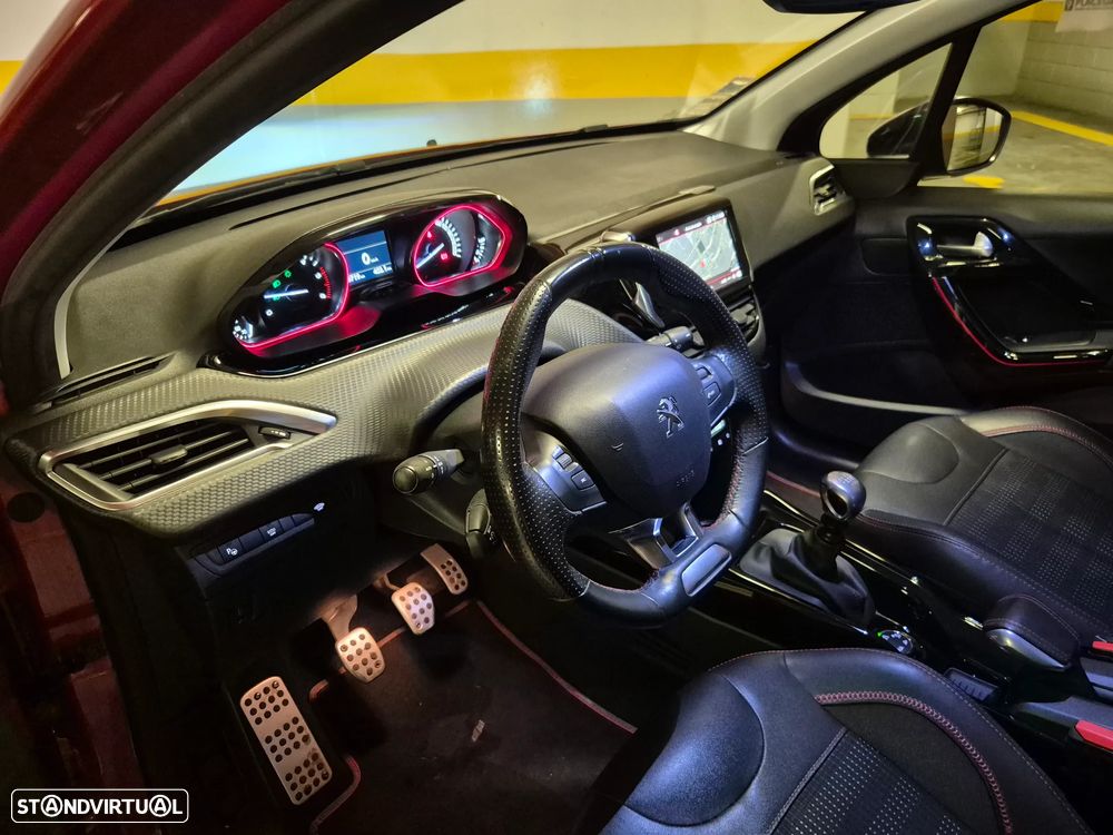 Peugeot 2008 1.6 BlueHDi GT Line - 28