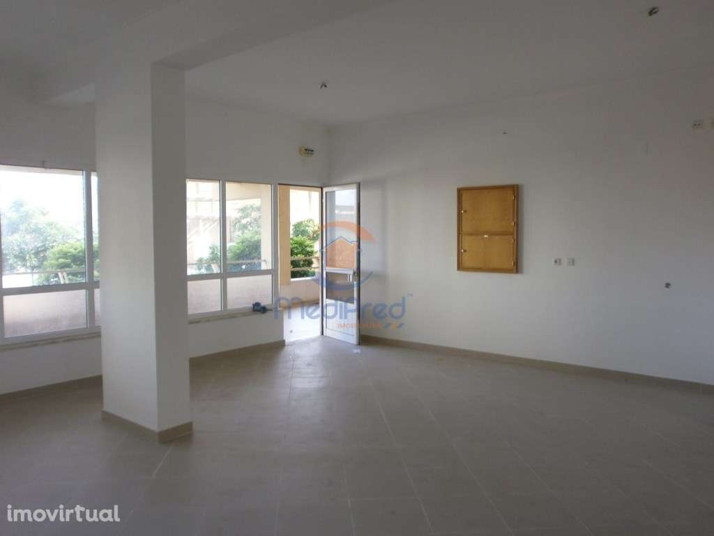 Loja de 80m2 com BOX na Reboleira - Grande imagem: 2/10