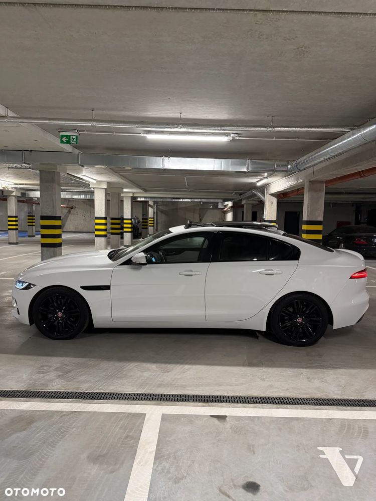 Jaguar XE 2.0 P250 R-Dynamic SE - 1