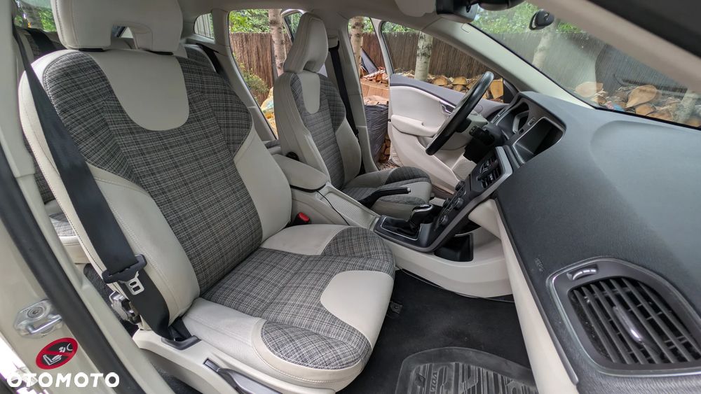 Volvo V40 D2 Drive-E Momentum - 16