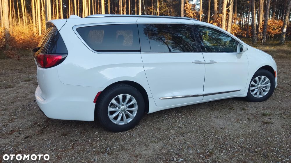 Chrysler Pacifica - 4