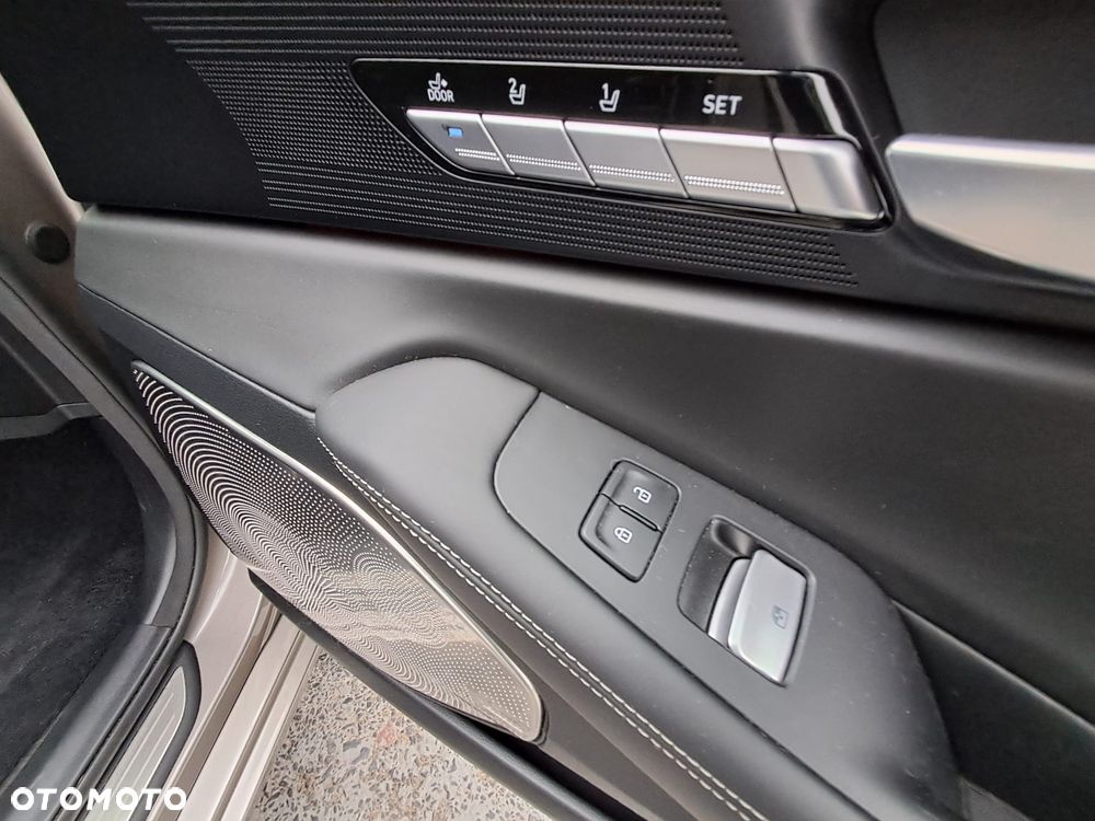 Genesis G90 - 9