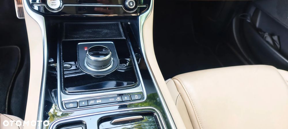Jaguar XE 2.0 T Prestige - 17