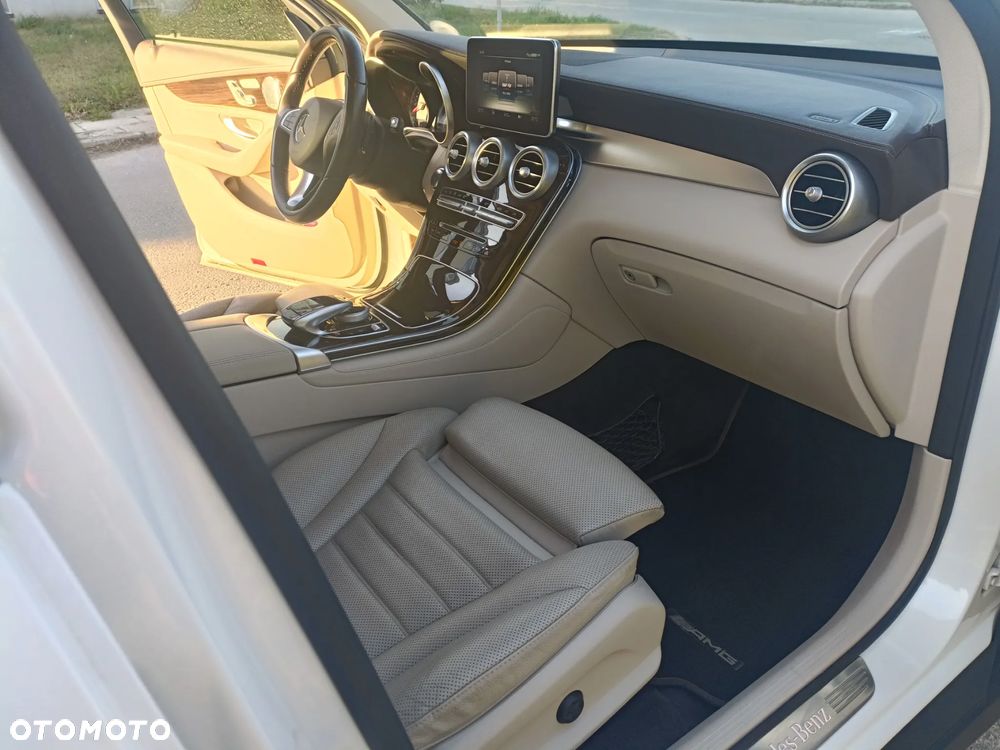 Mercedes-Benz GLC 300 4Matic 9G-TRONIC AMG Line - 3