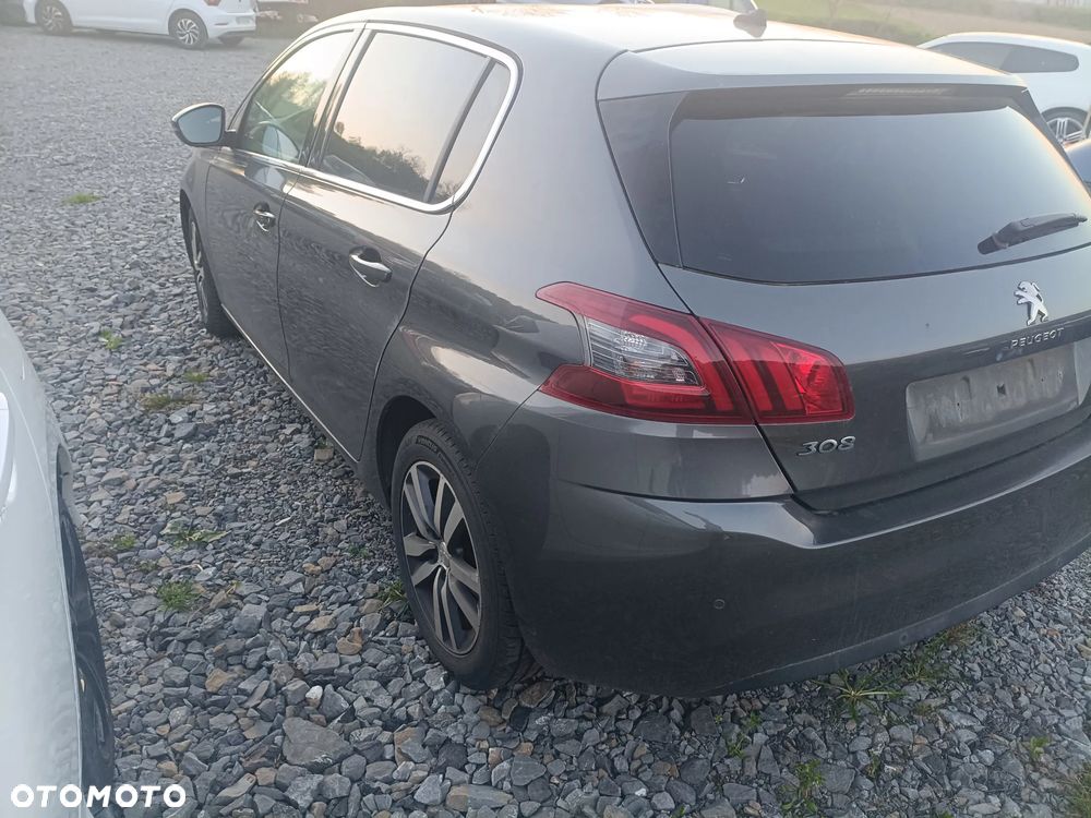 Peugeot 208 - 5