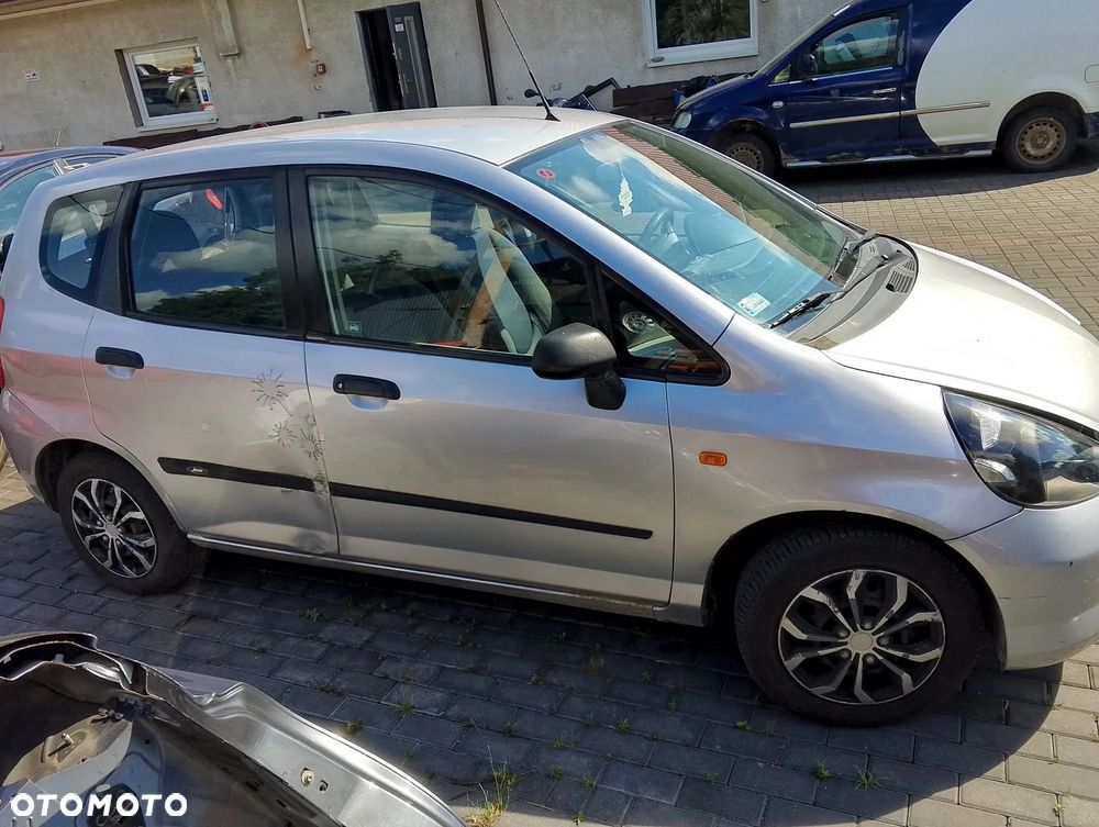 Honda Jazz II (02-05r.) 1.2B 77KM. Silnik L12A1 (L12A4) Skrzynia lakier NH623M - SATIN SILVER.Cały na części. GWARANCJA !!!  Przód Tył Zestaw Komplet Drzwi Klapa Zderzak Błotnik Maska Grill Atrapa Szyba Pas Lampa Lusterko Boczki Fotel Kanapa Kokpit Deska Rozdzielcza Przełącznik Włącznik Sterownik Przewody Wiązka Instalacja Moduł Komputer Czujnik Listwa Pompa Alternator Wtryski Głowica Rozrusznik Kompresor Sprzęgło Dwumas Silnik Skrzynia ABS Klimatyzacji Paliwa Wspomagania Kolektor Turbina Przepustnica Zawór Chłodnica Koło Hak Belka Sanki Zawieszenie Mcpherson Półoś Amortyzator Wydech Tłumik Zacisk Most - 4