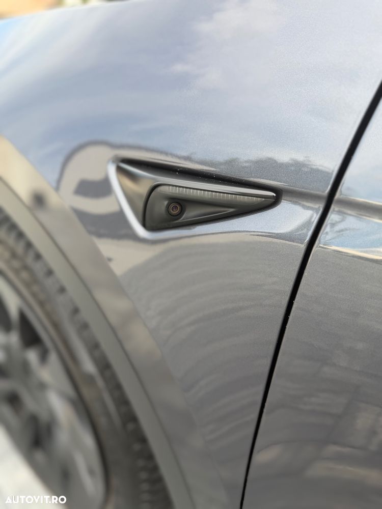 Tesla Model Y - 14