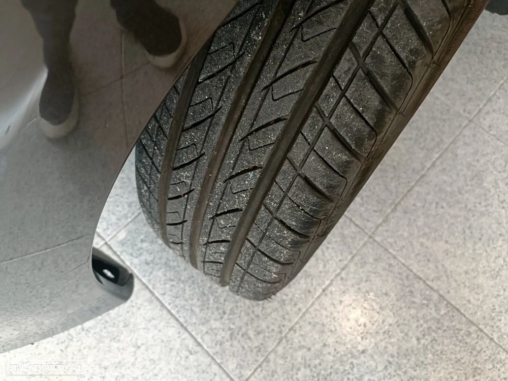 Toyota Yaris 1.4 D-4D High Pack+NAVI - 14