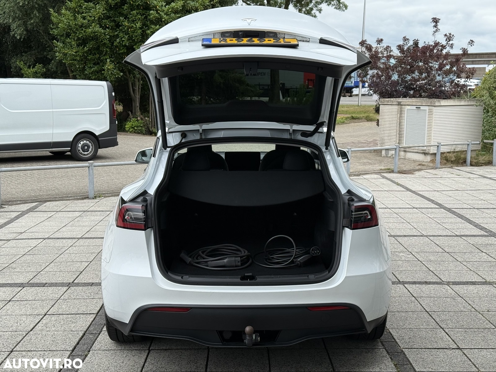 Tesla Model Y - 8