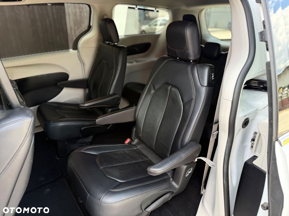 Chrysler Pacifica - 11