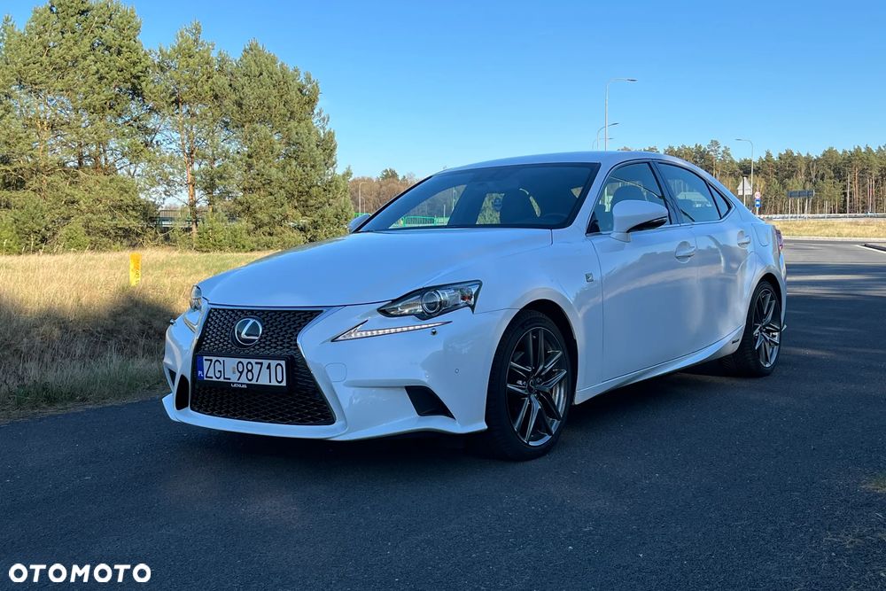 Lexus IS 300h F Sport - 33