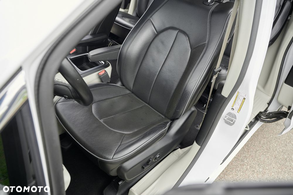 Chrysler Pacifica - 24