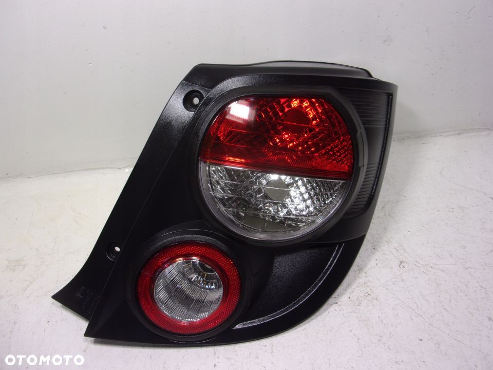 LAMPA TYLNA PRAWA CHEVROLET AVEO HB 2011-- NOWA - 1
