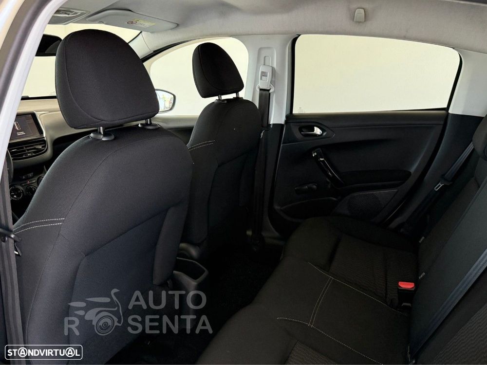 Peugeot 208 1.2 PureTech Allure - 23