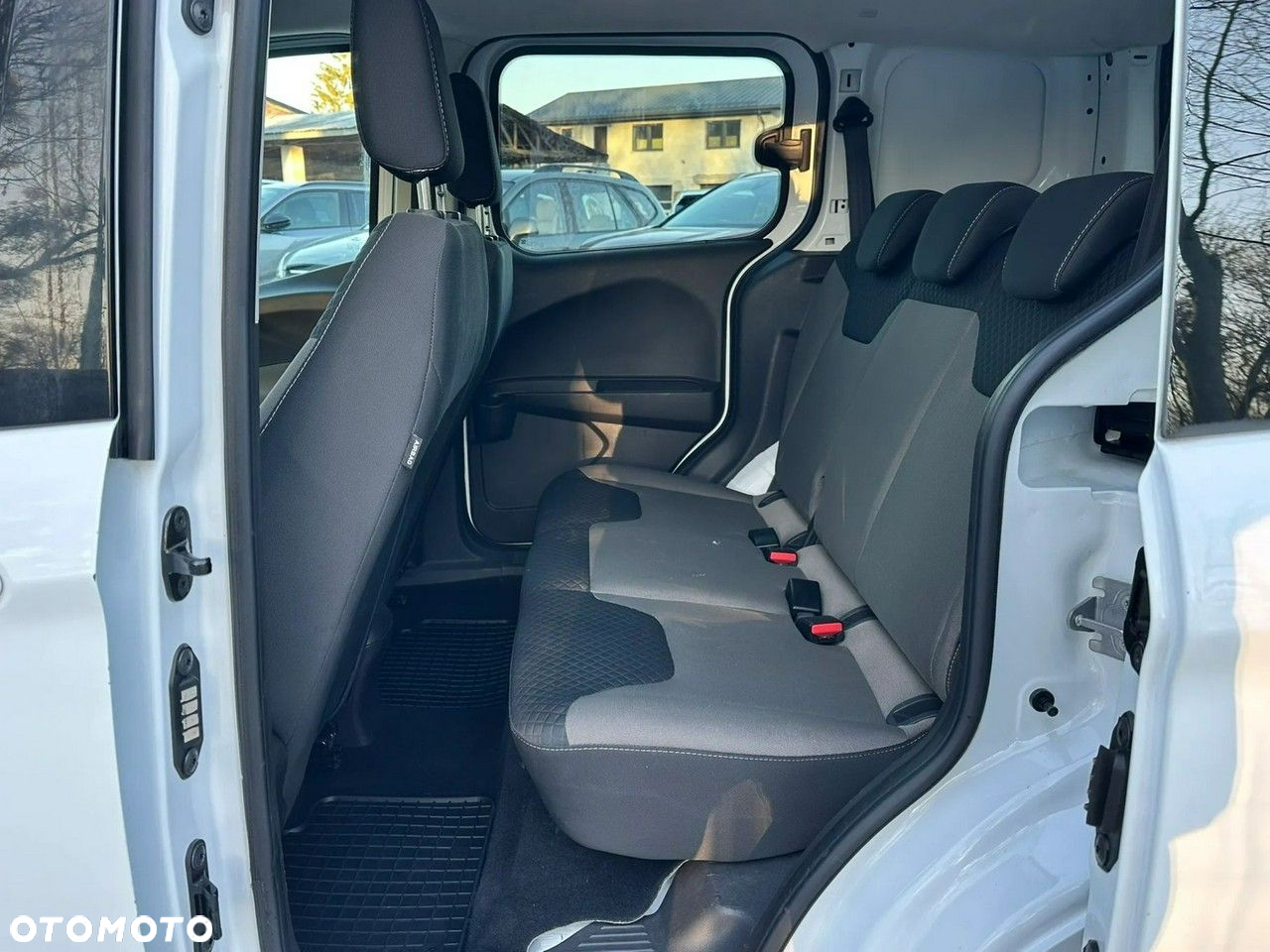 Ford Transit Courier - 11