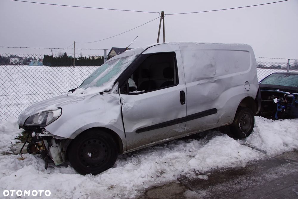 Auto na części - Fiat Doblo II Lift 1.3 MultiJet 90 KM 263A2000 71798299 249 2015R Silnik Skrzynia Drzwi Klapa Zderzak Lampa Lusterko Szyba Deska Kokpit Sterownik Moduł Czujnik Licznik Wyświetlacz Panel Kierownica - 3