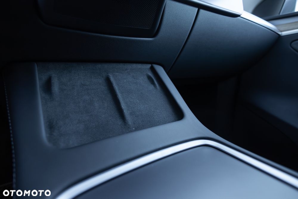 Tesla Y Long Range AWD - 33