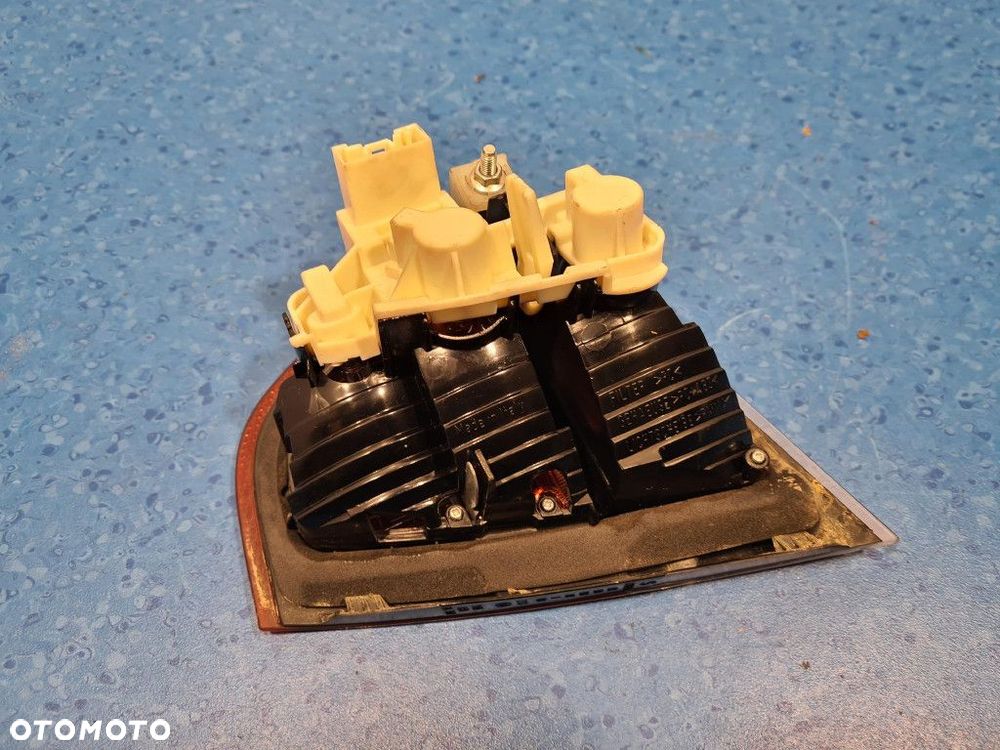 BMW 320I E90 LAMPA TYŁ LEWA WEWNĘTRZNA - 6